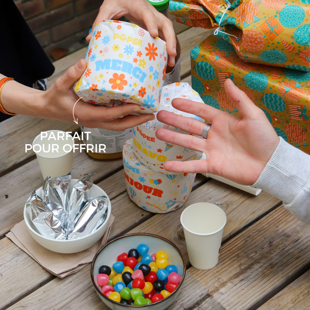 Un rouleau de papier toilette Popee est offert à table lors d’un goûter, ambiance conviviale et originale.