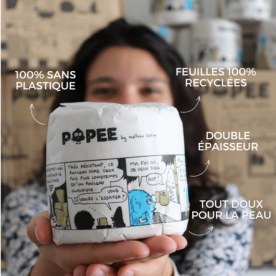Rouleau Popee illustré par Mathieu Sapin tenu à deux mains, avec mentions 100 % sans plastique et feuilles recyclées.