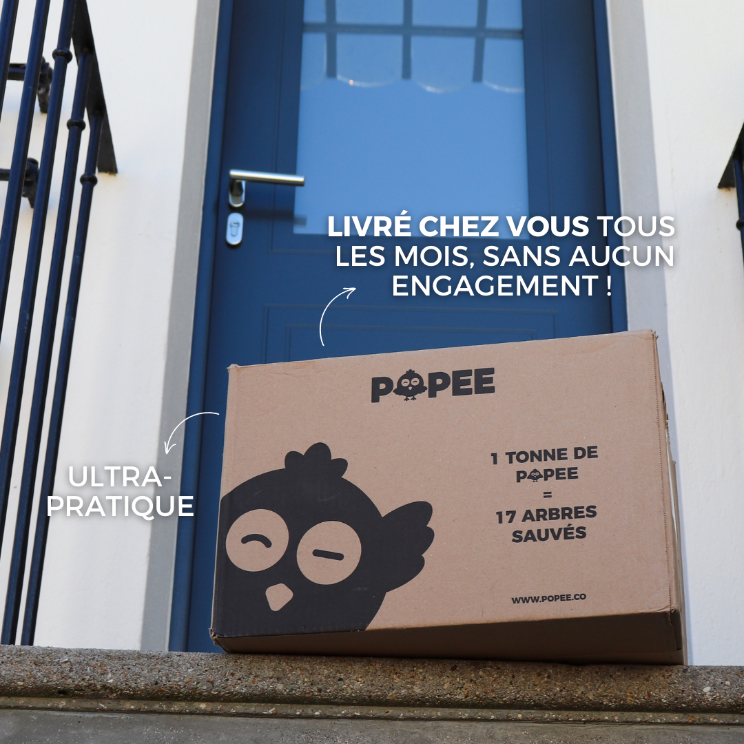 Colis Popee livré devant une porte bleue, avec les mentions "Livré chez vous tous les mois, sans aucun engagement" et "Ultra-pratique"