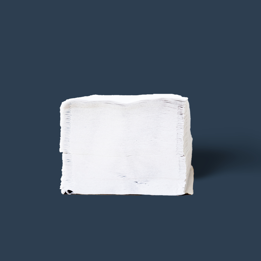 Tas de papier toilette en feuille a feuille sur fond bleu