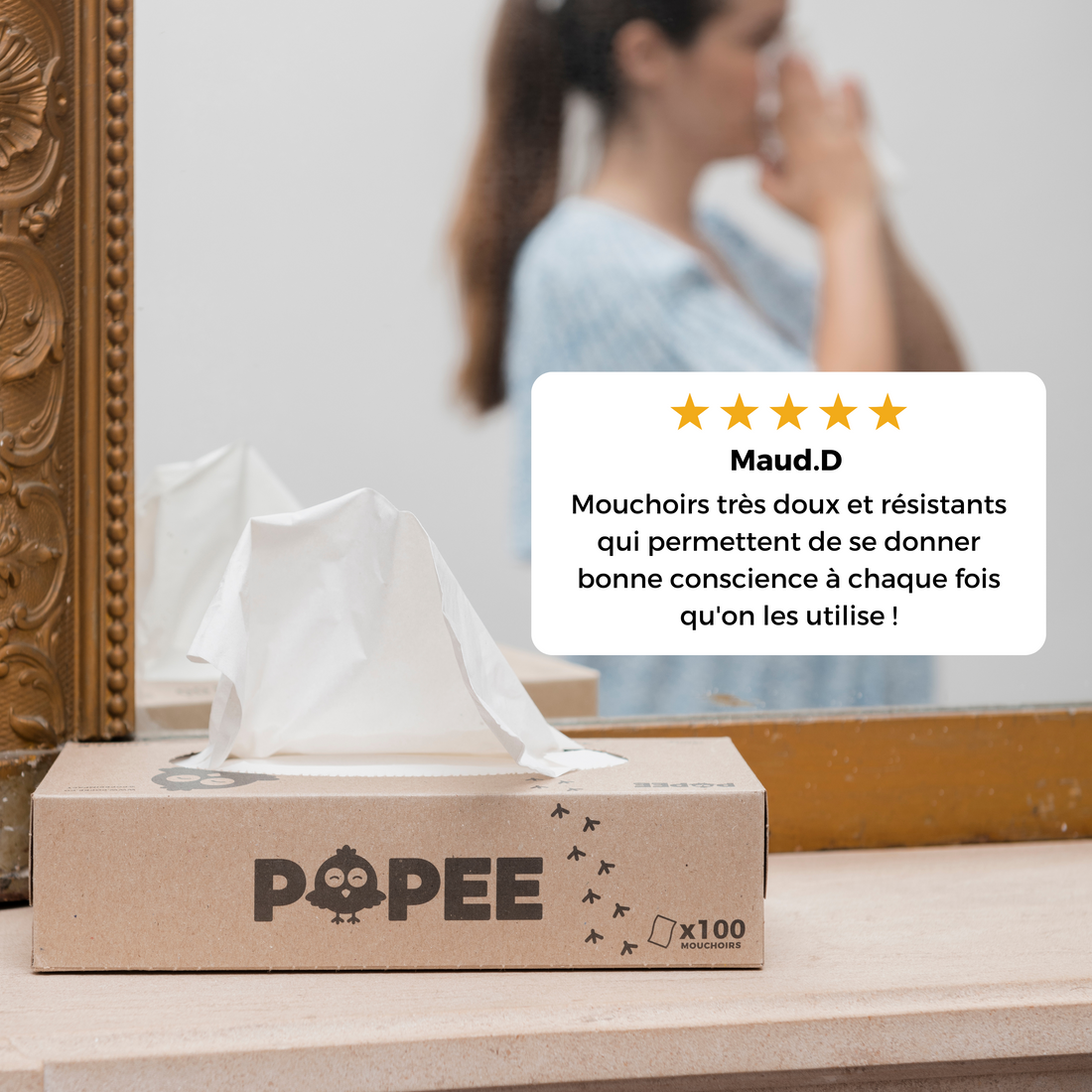 Avis client sur les mouchoirs recyclés Popee posés devant un miroir, douceur et efficacité.