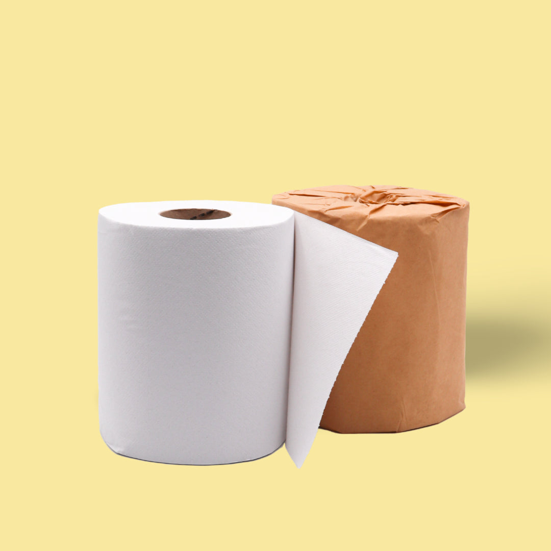 Bobine d’essuie-tout recyclé Popee, rouleau blanc et emballage kraft sur fond jaune.