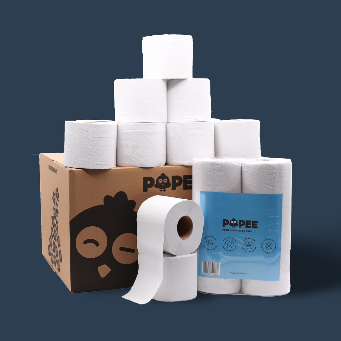 Carton de papier toilette compact Popee avec rouleaux recyclés empilés et pack de 6 rouleaux présenté sur fond bleu foncé.