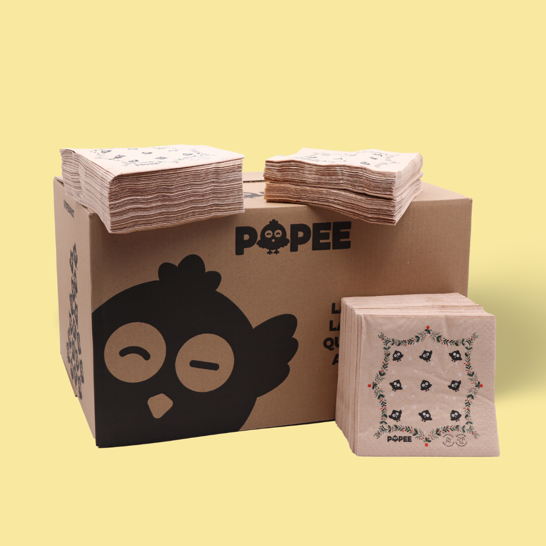 Carton POPEE contenant des serviettes en papier recyclé à motif de Noël, fabriquées en France.