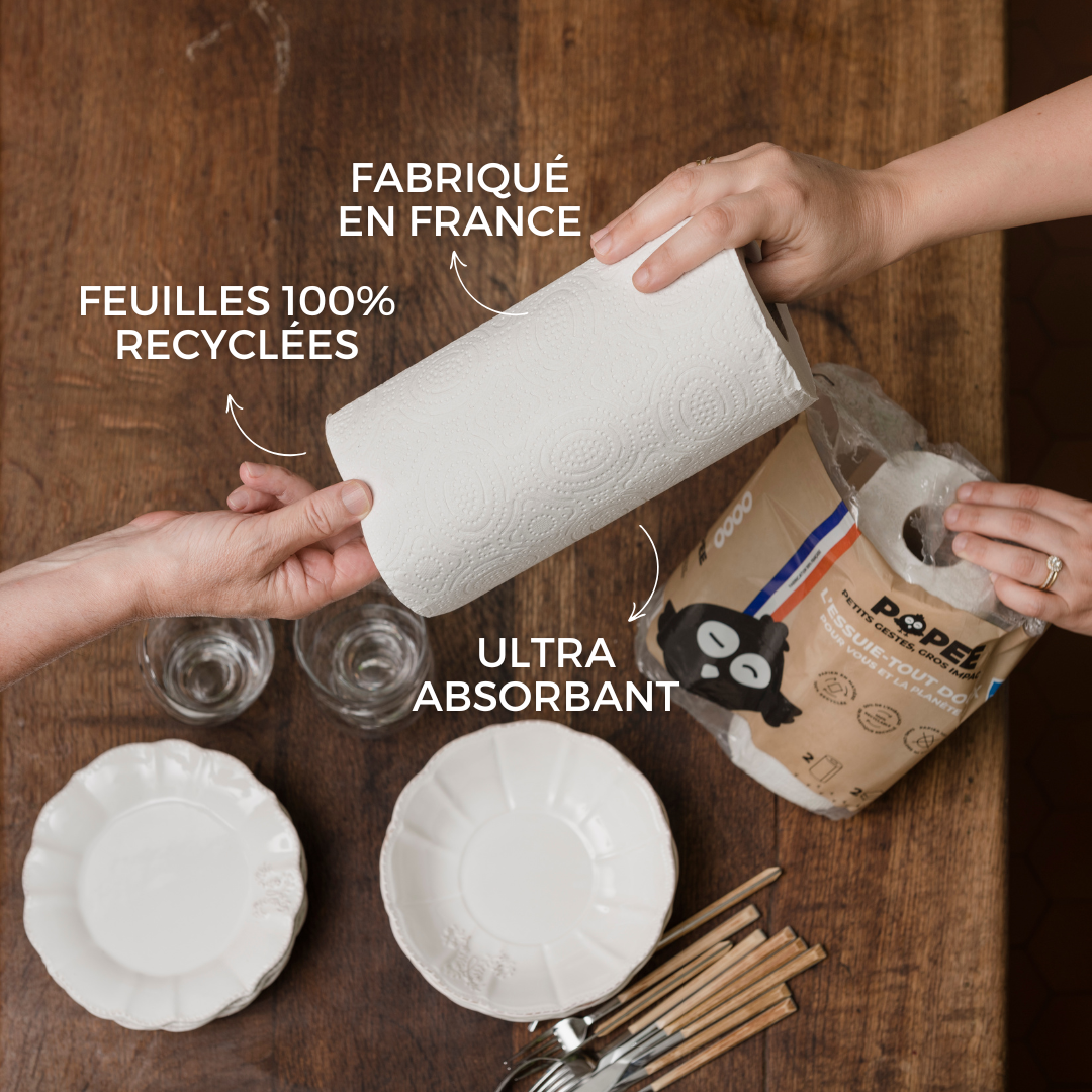 Transmission d’un rouleau d’essuie-tout recyclé Popee entre deux mains avec légendes : ultra absorbant, fabrication française, feuilles recyclées.
