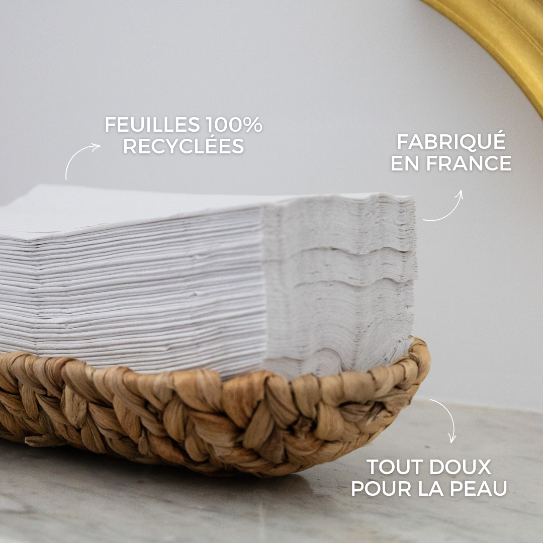 Essuie-mains blancs 100% recyclés Popee, fabriqués en France, présentés dans un panier en osier dans une salle de bain.