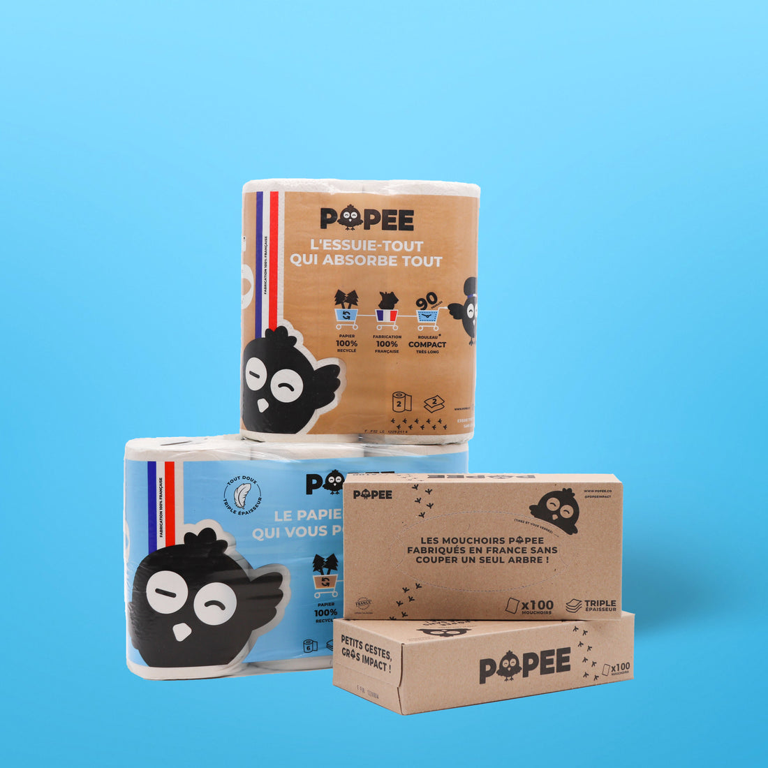Le kit découverte Popee composé de papier toilette, essuie-tout et mouchoirs recyclés, sur fond bleu.