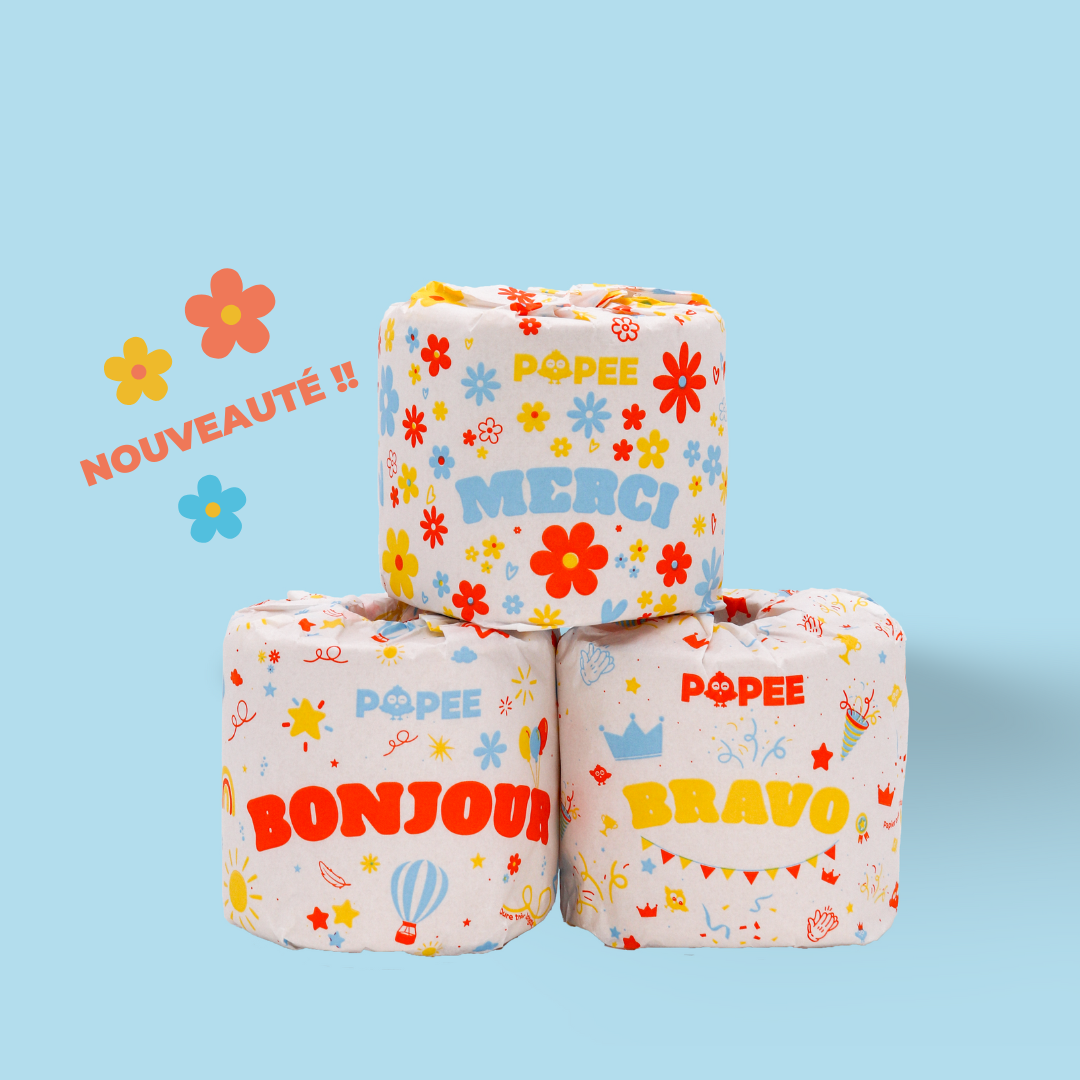 Trois rouleaux Popee ‘BONJOUR’, ‘MERCI’ et ‘BRAVO’ sur fond bleu pastel, présentés comme une nouveauté joyeuse et colorée.