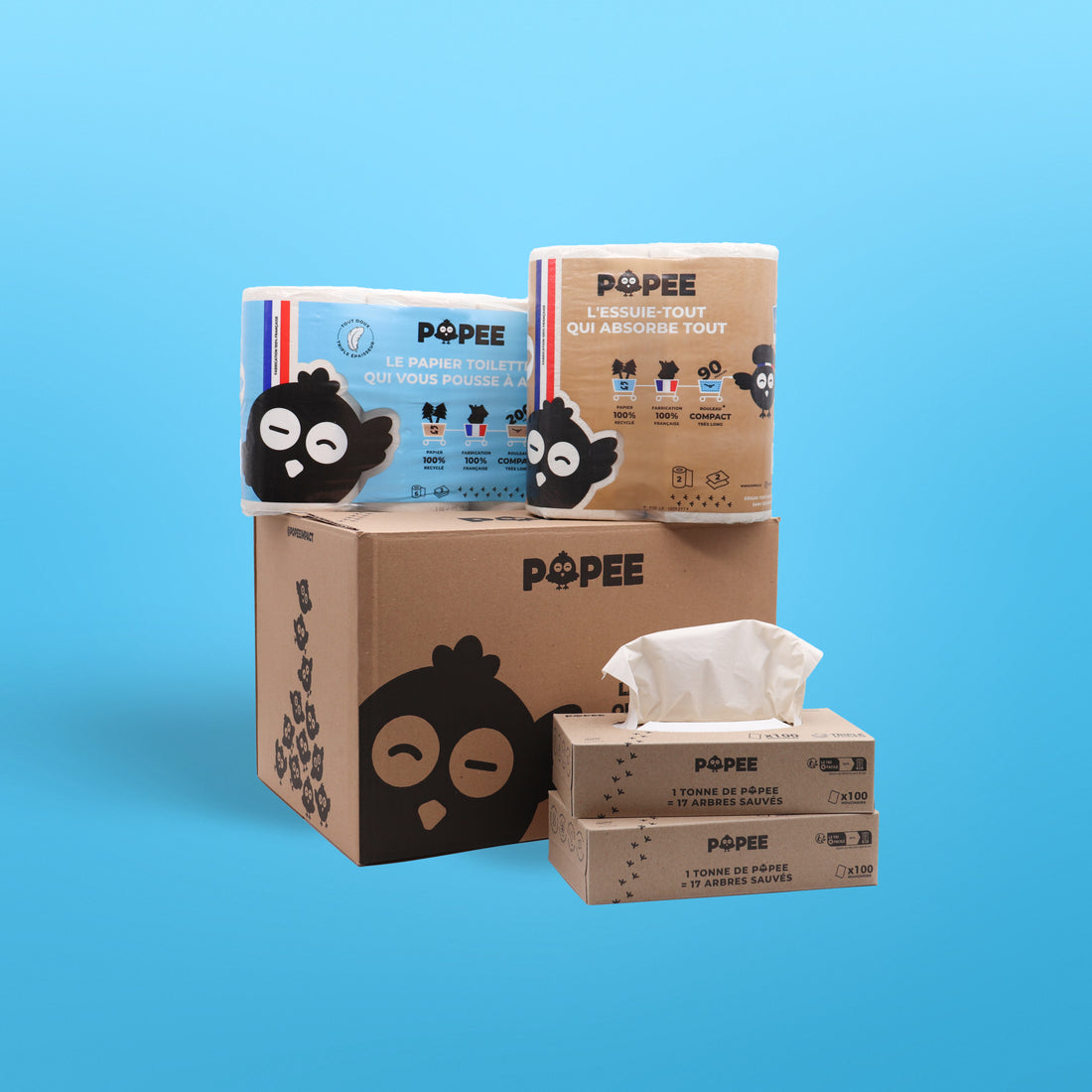 Pack découverte Popee avec essuie-tout, papier toilette et mouchoirs 100 % recyclés et fabriqués en France, sur fond bleu clair.
