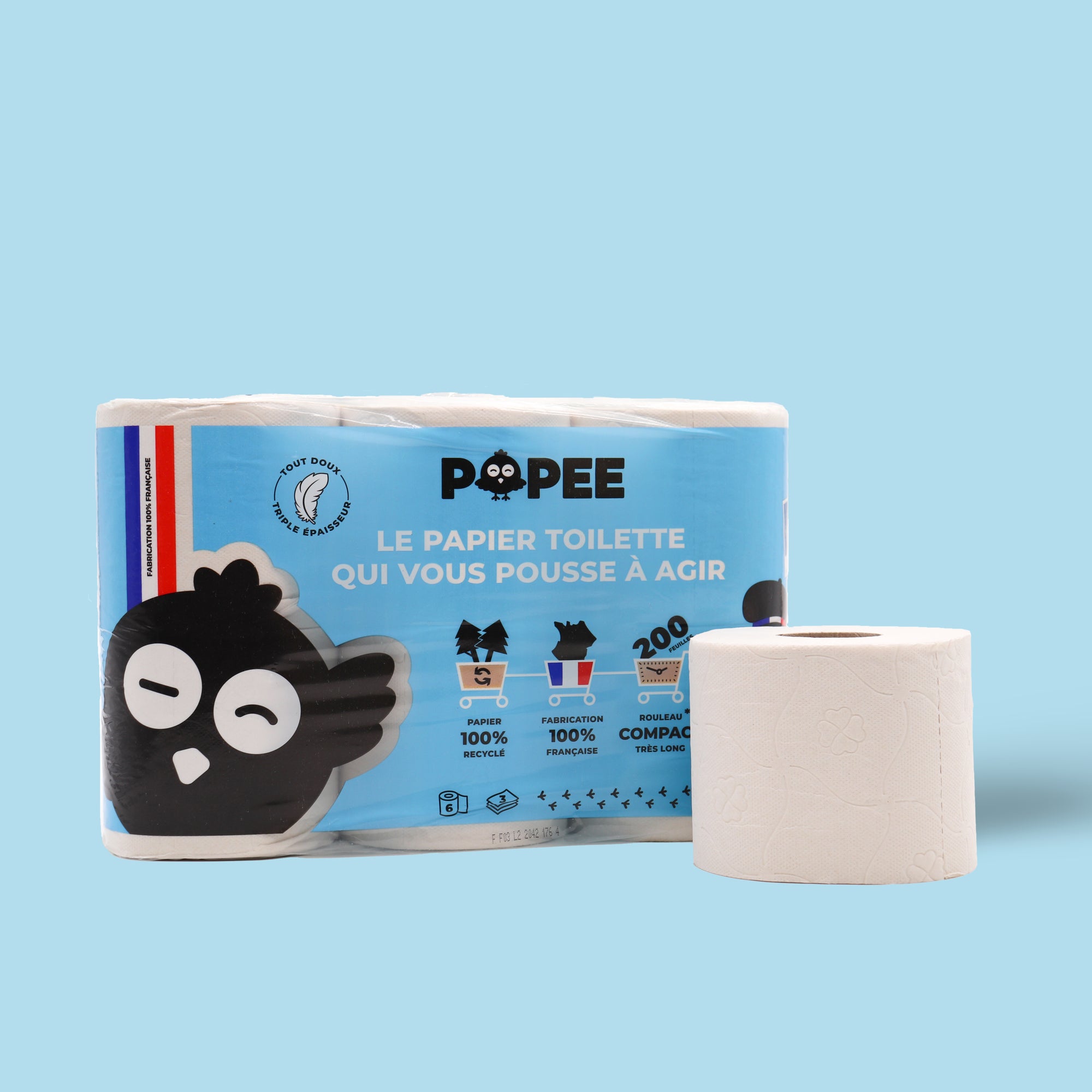 Papier toilette Popee 100 % recyclé avec rouleau triple épaisseur, fond bleu.