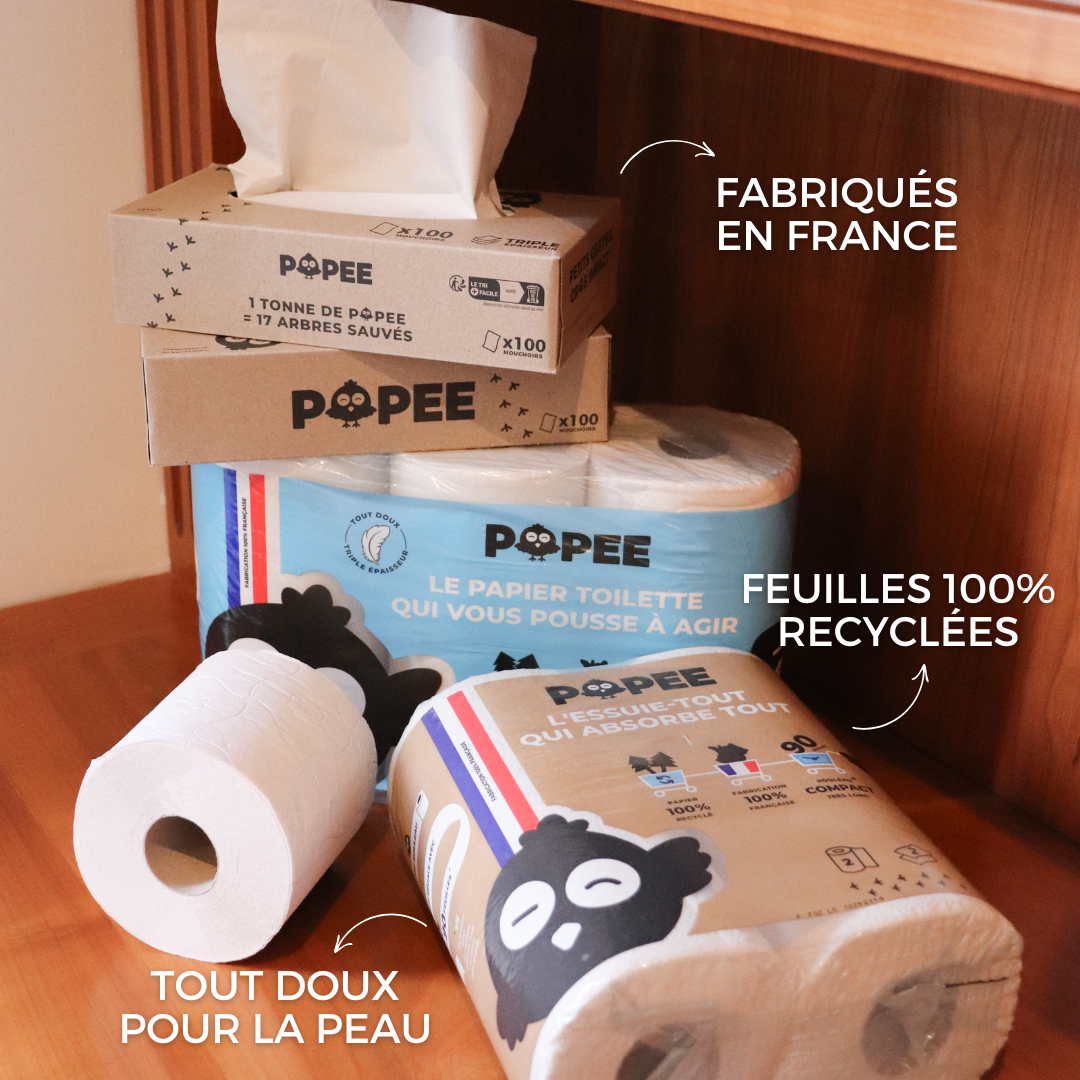 Le kit Popee avec essuie-tout, papier toilette et mouchoirs rangés dans une étagère en bois.