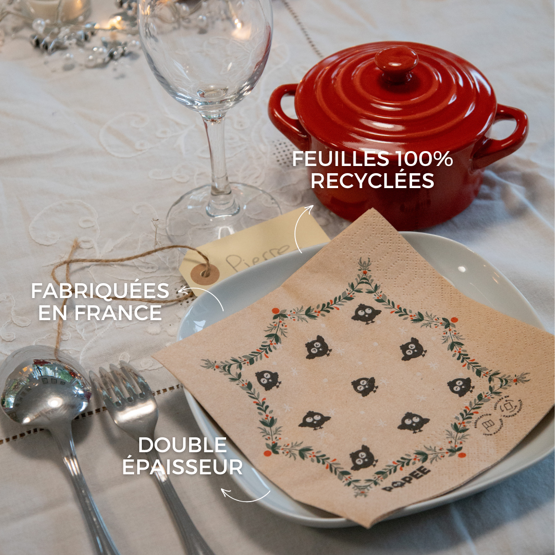 Serviette POPEE à motif de Noël sur une table dressée, fabriquée en France avec papier 100 % recyclé